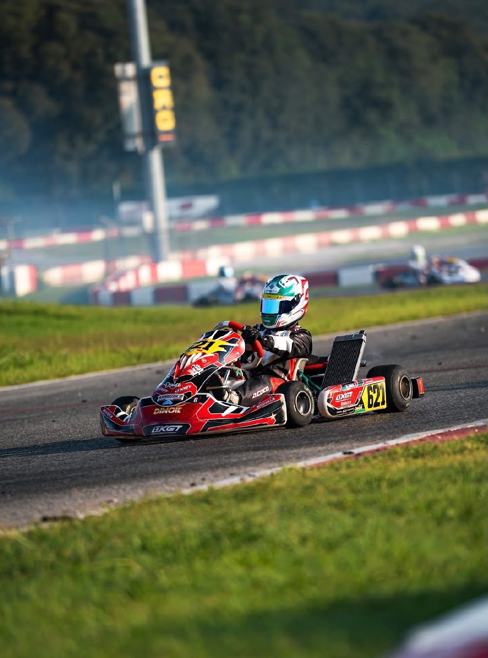 Il kart rosso in pista